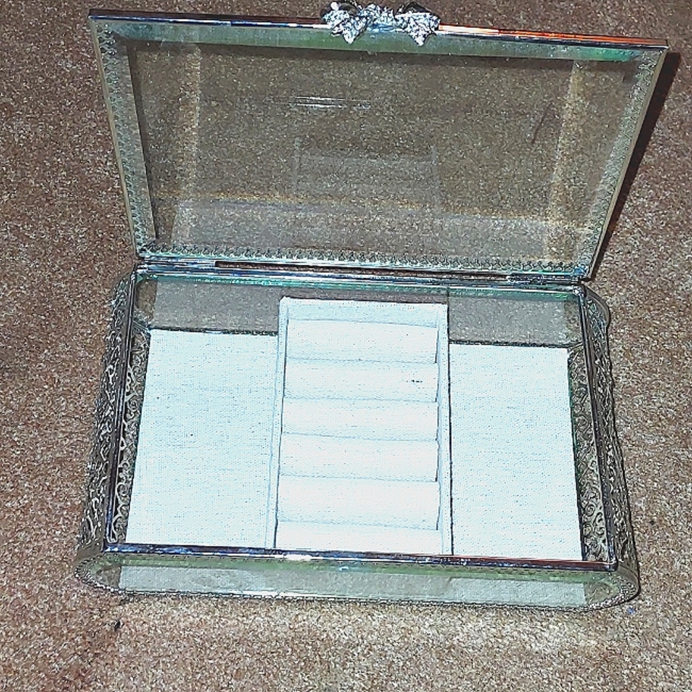Designer Rachel Ashwell's Bow Accent Silver and Glass jewelry box(8"L×5"W×2.5"T)